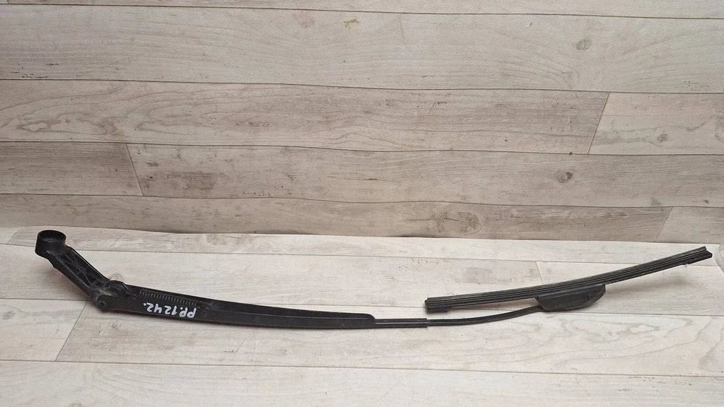 Front wiper blade arm – Toyota Yaris (2006-2011)