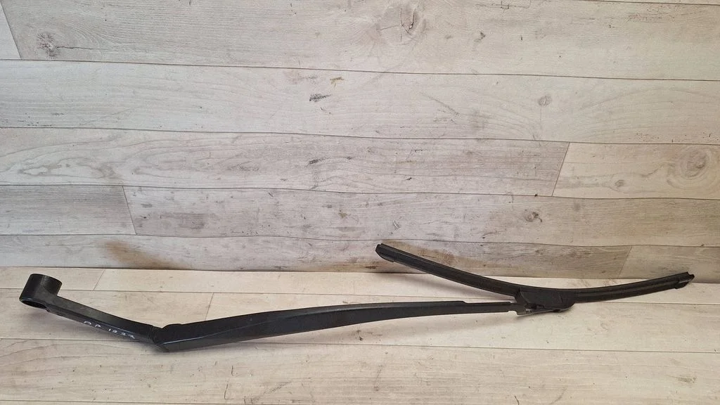 Front wiper blade arm – front right