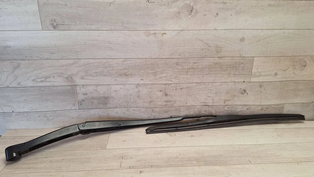 Front wiper blade arm – front right