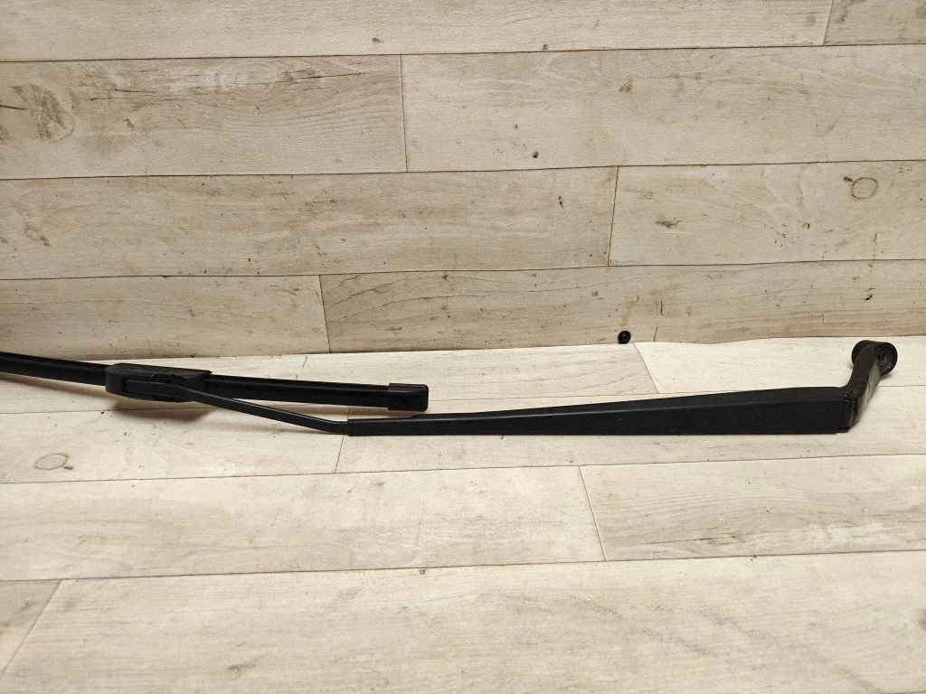Front wiper blade arm – front right