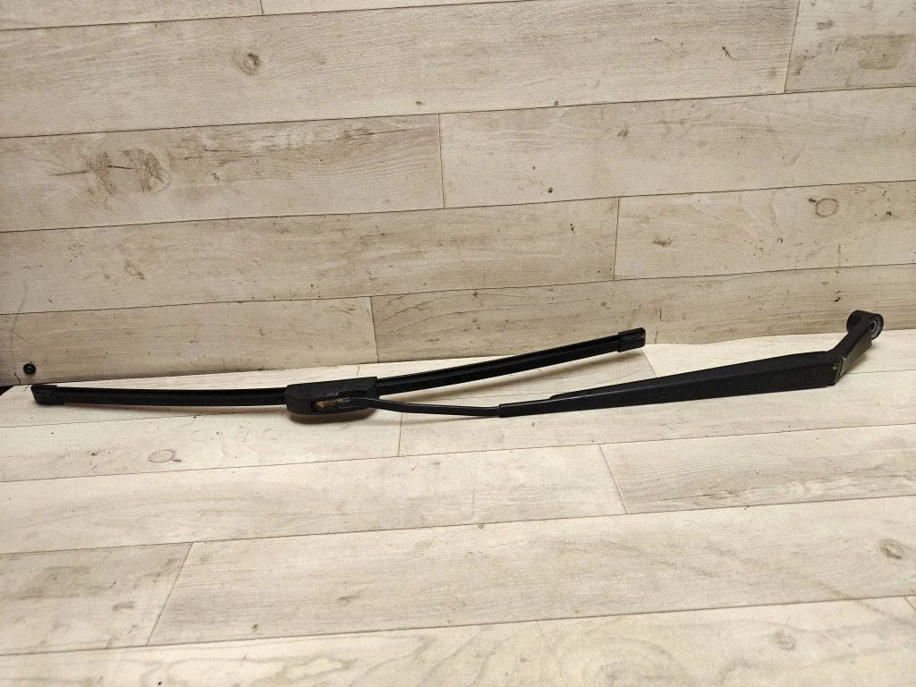 Front wiper blade arm – front left