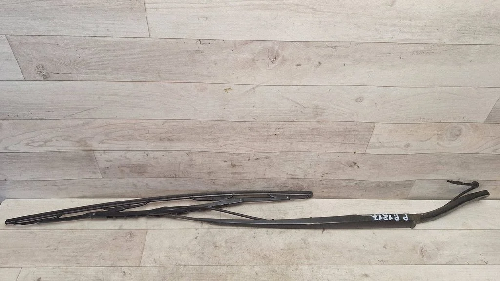 Front wiper blade arm – front right