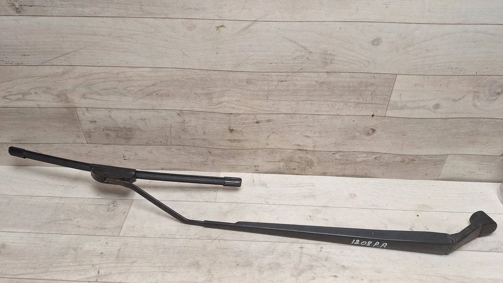 Front wiper blade arm – front right