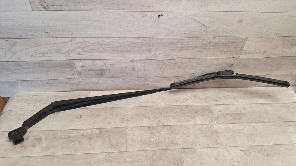 Front wiper blade arm – front right