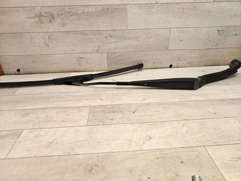 Front wiper blade arm – front right
