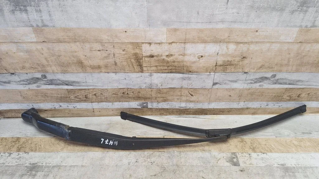 Front wiper blade arm – front right
