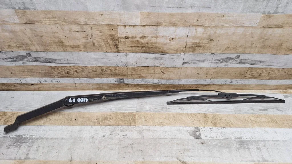 Front wiper blade arm – front right