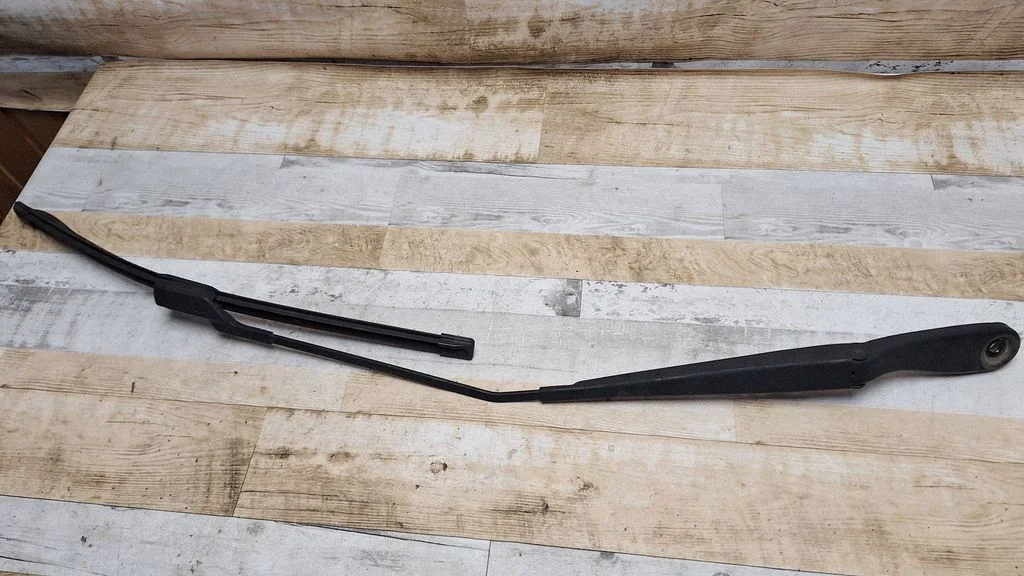 Front wiper blade arm – Volvo C30 (2007-2010)
