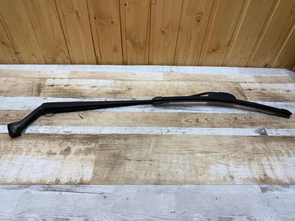 Front wiper blade arm – front right