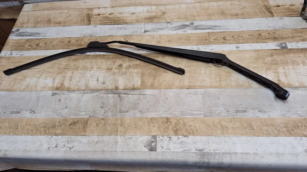 Front wiper blade arm – Nissan X-Trail T30 (2001-2007)
