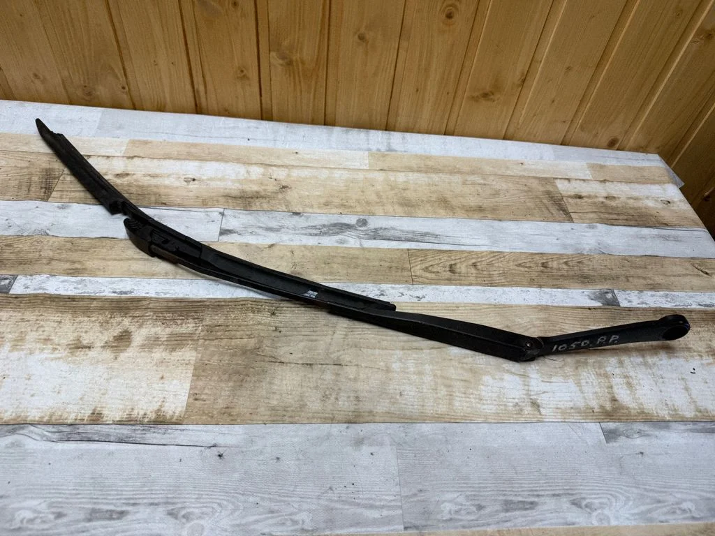 Front wiper blade arm – front right