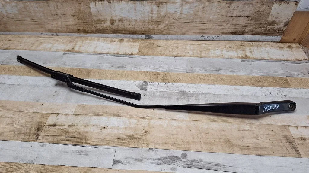 Front wiper blade arm – Volkswagen Jetta V (2005-2010)