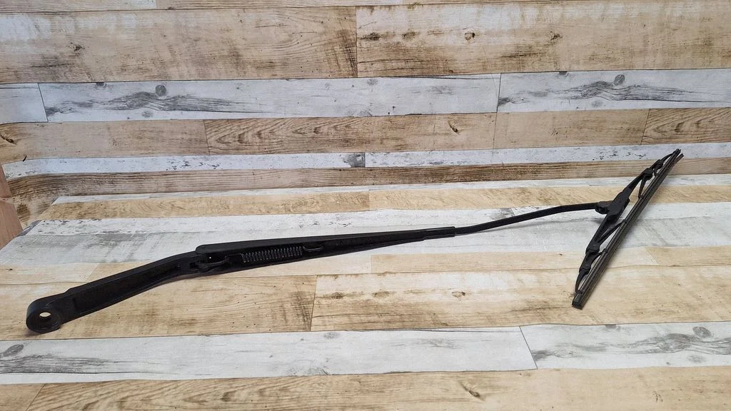 Front wiper blade arm – front right