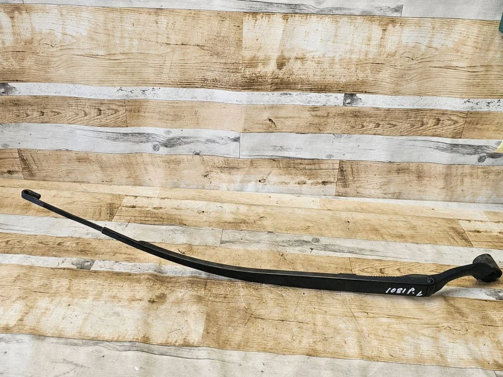 Front wiper blade arm G827F73