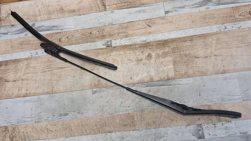 Front wiper blade arm 13111220