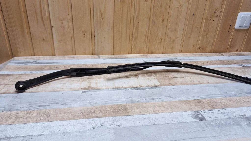 Front wiper blade arm – front right