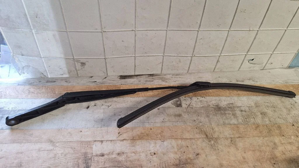 Front wiper blade arm 1Q1955409