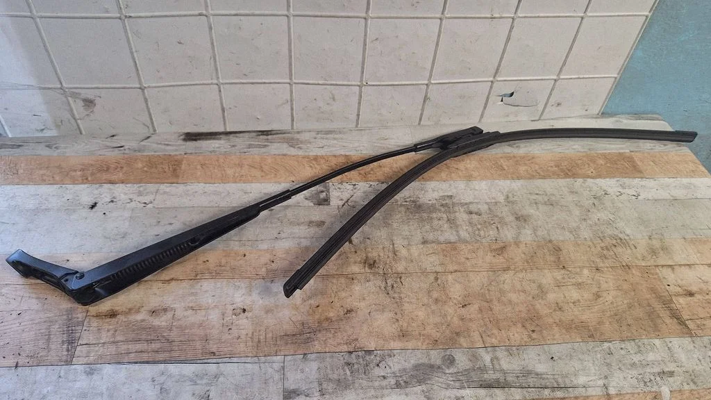 Front wiper blade arm 13145563