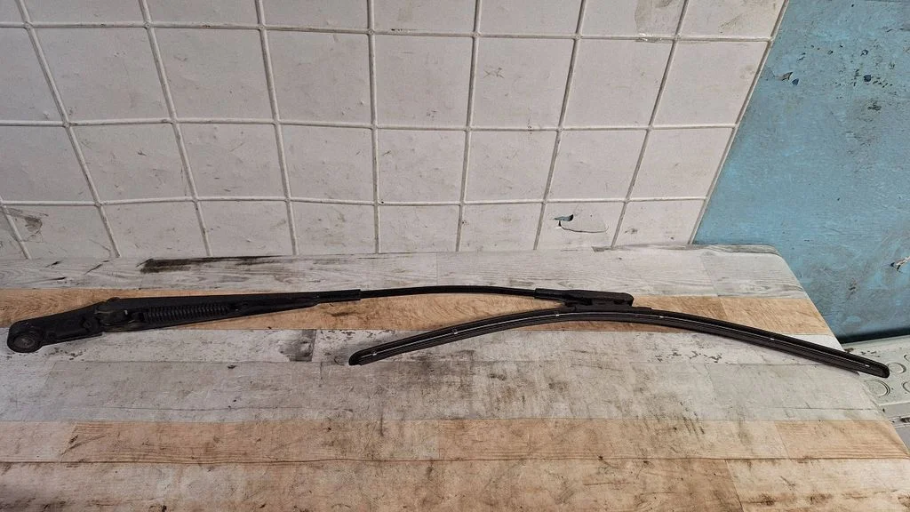Front wiper blade arm 13145563