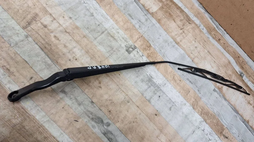 Front wiper blade arm – front right