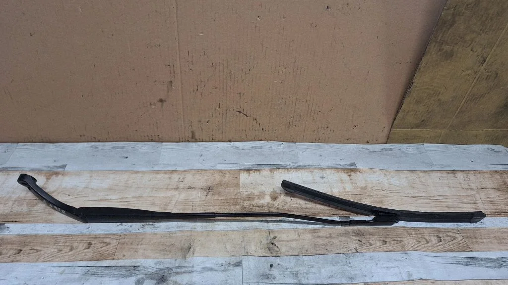 Front wiper blade arm – front right