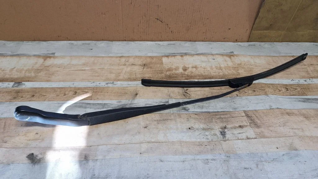 Front wiper blade arm 13139725