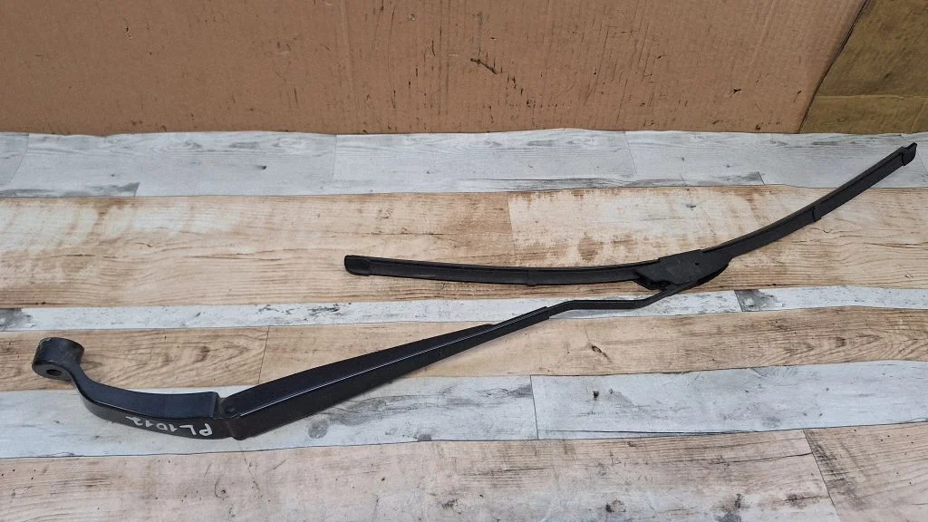 Front wiper blade arm – front left