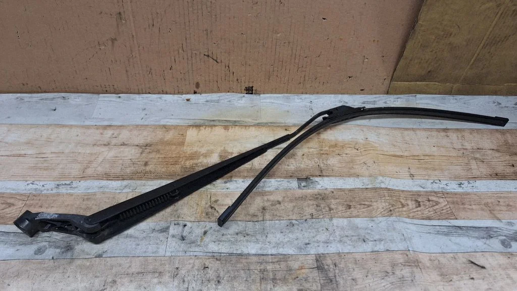 Front wiper blade arm – front left