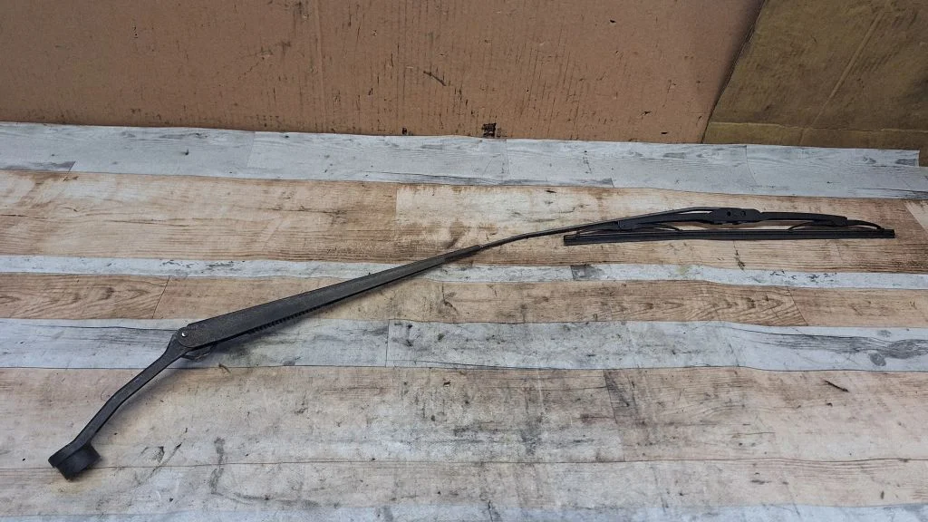 Front wiper blade arm – front right
