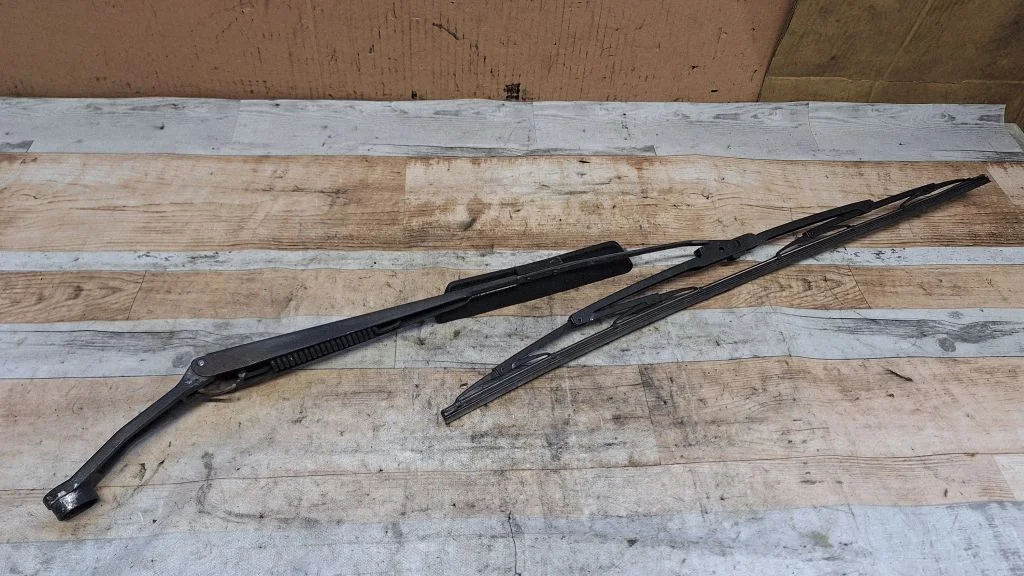 Front wiper blade arm – front left