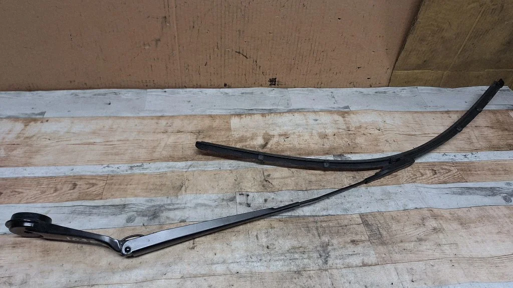Front wiper blade arm CM5117B589BB