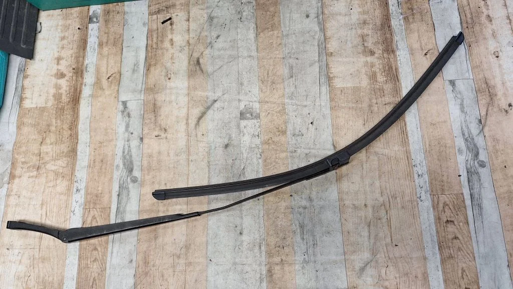 Front wiper blade arm 1T0955410A