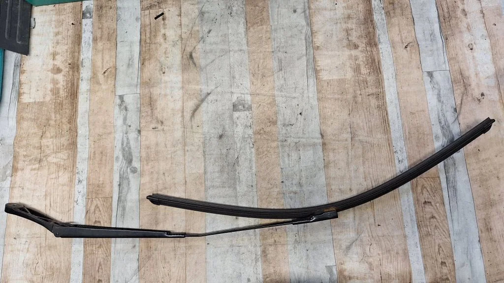 Front wiper blade arm 1T0955409A