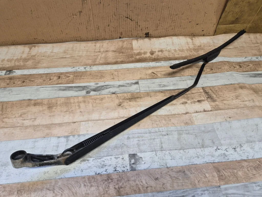 Front wiper blade arm – front left