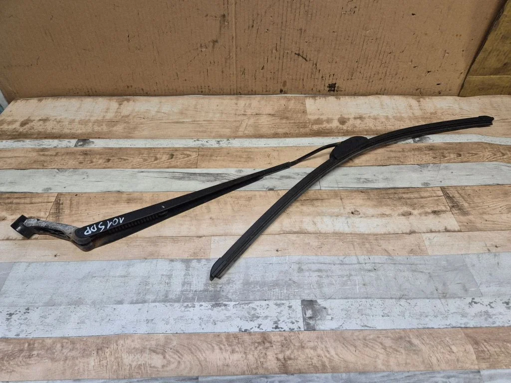 Front wiper blade arm – front right