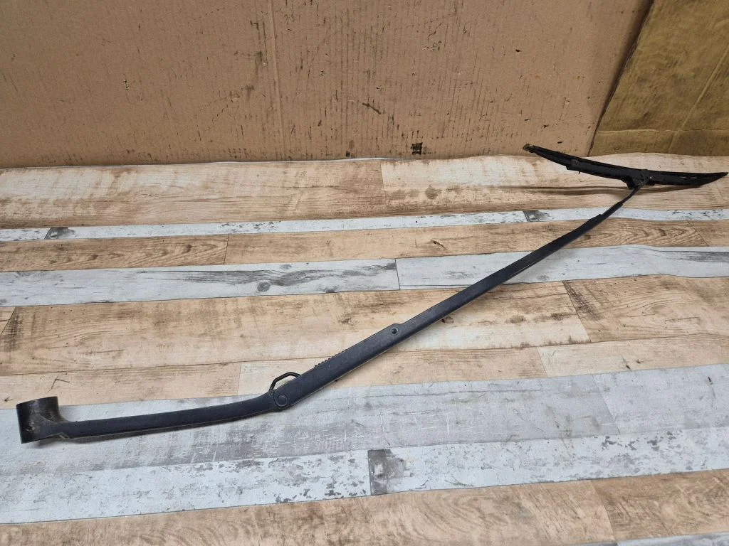 Front wiper blade arm – front right