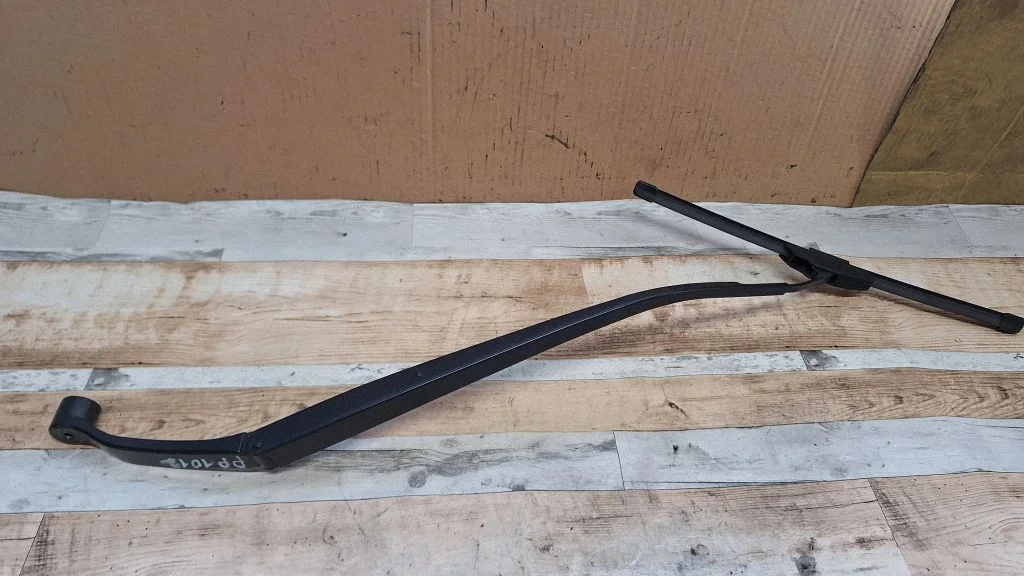 Front wiper blade arm – front right