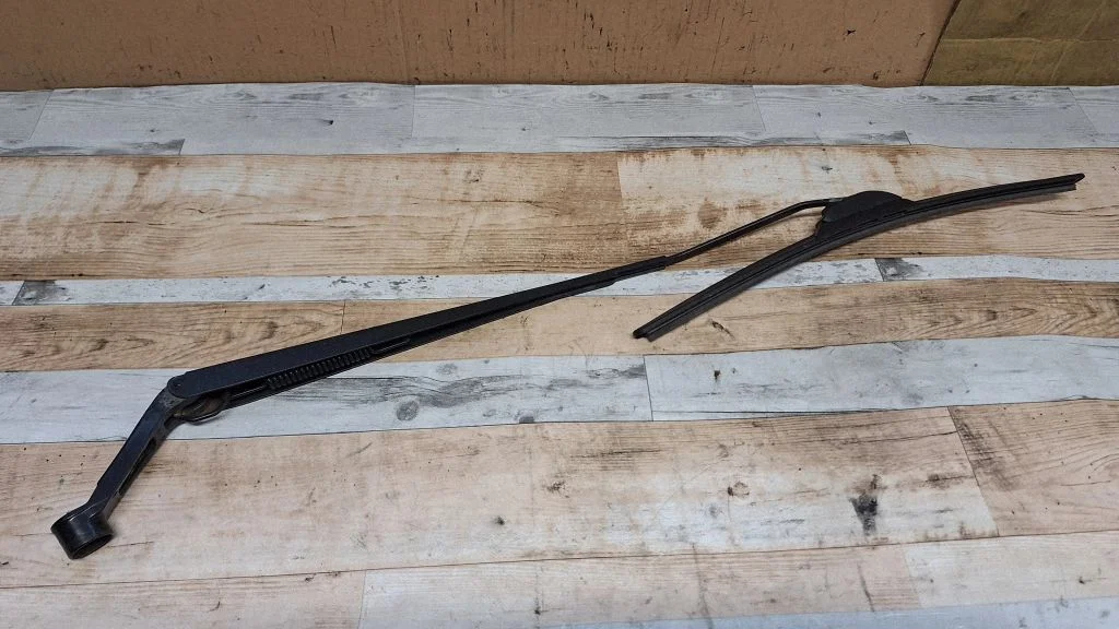 Front wiper blade arm – front right