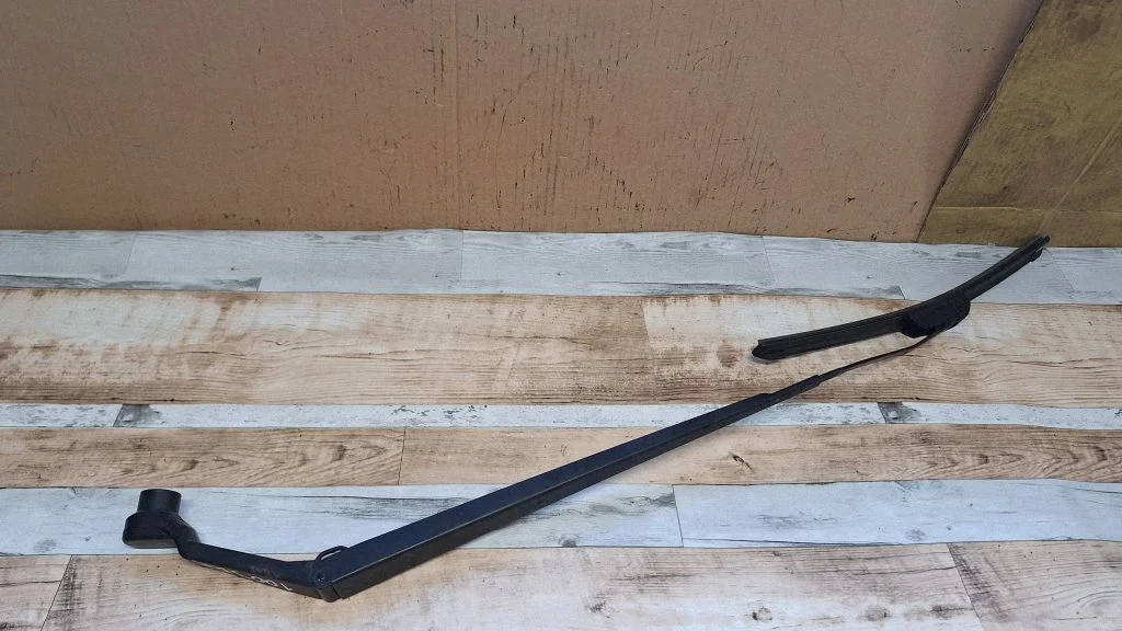 Front wiper blade arm – Mazda 5 (2005-2010), front right