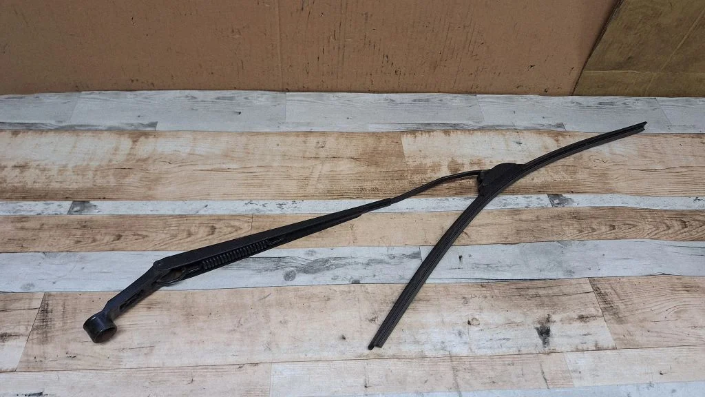 Front wiper blade arm – front left
