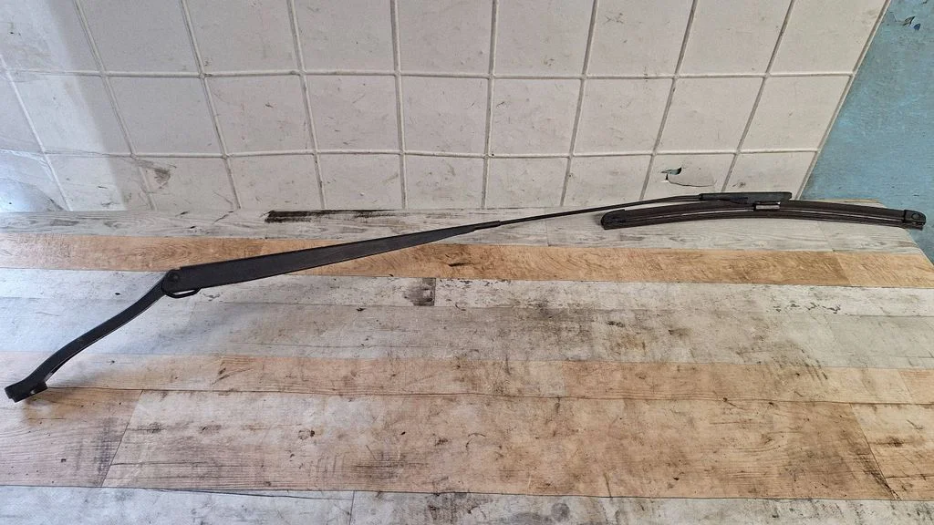 Front wiper blade arm – front right