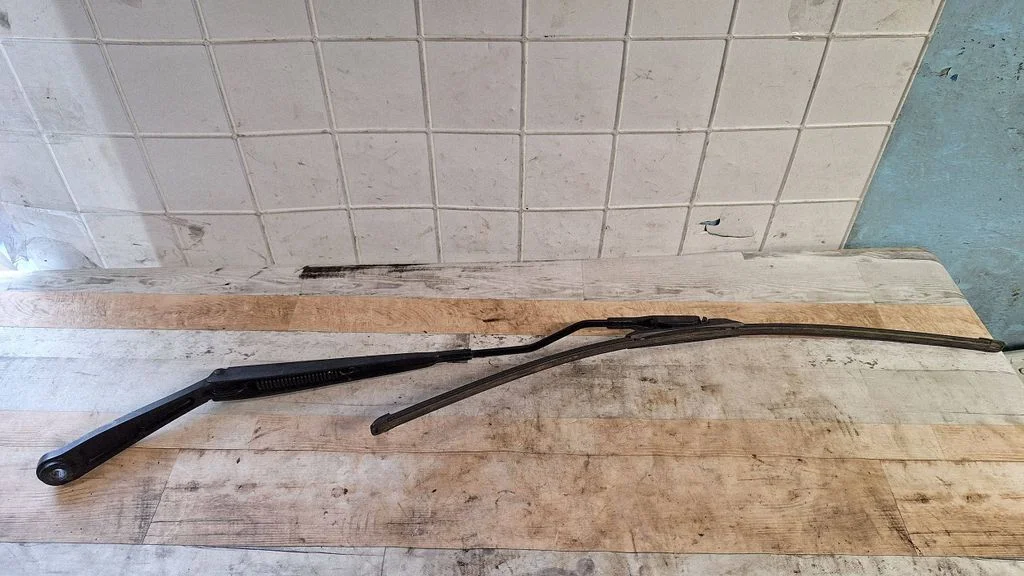 Front wiper blade arm – front left