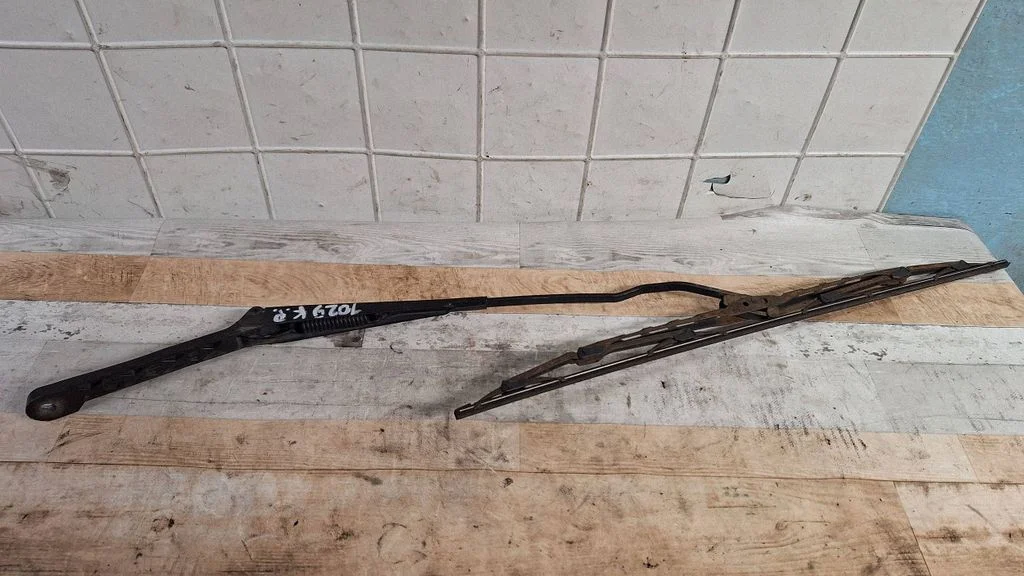 Front wiper blade arm 701955409A