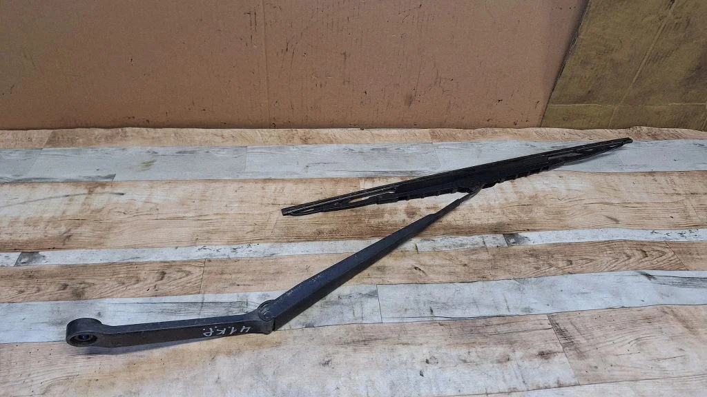 Front wiper blade arm – Nissan X-Trail T30 (2001-2007)