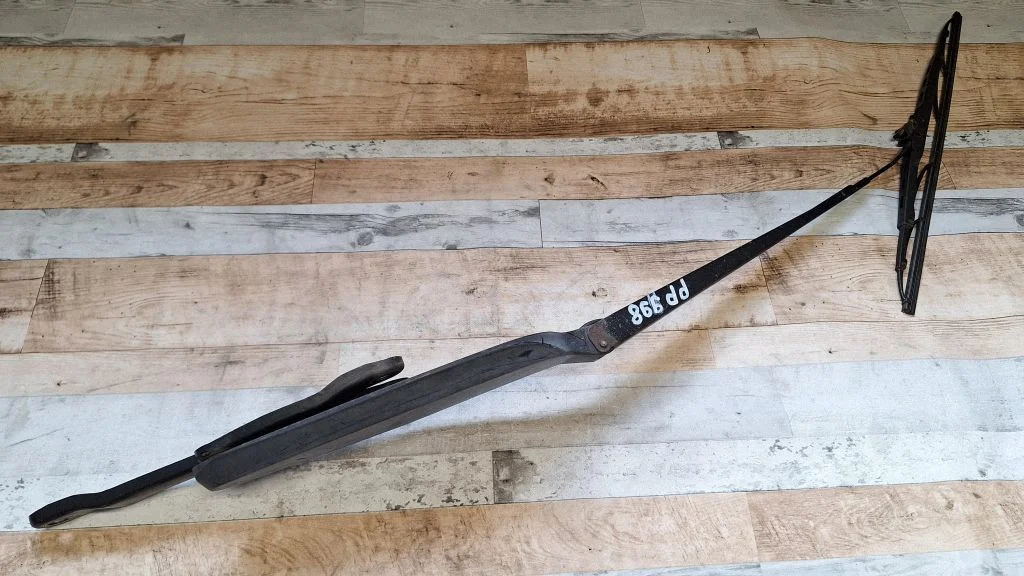 Front wiper blade arm – front right