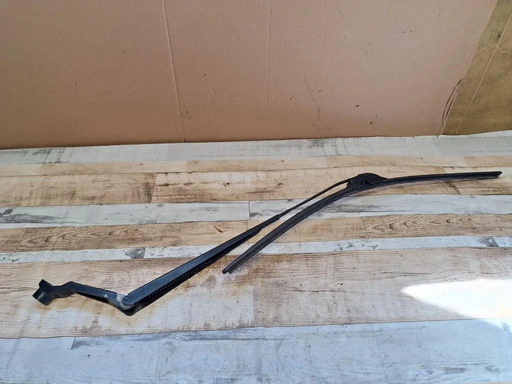 Front wiper blade arm – Mazda 5 (2005-2010)