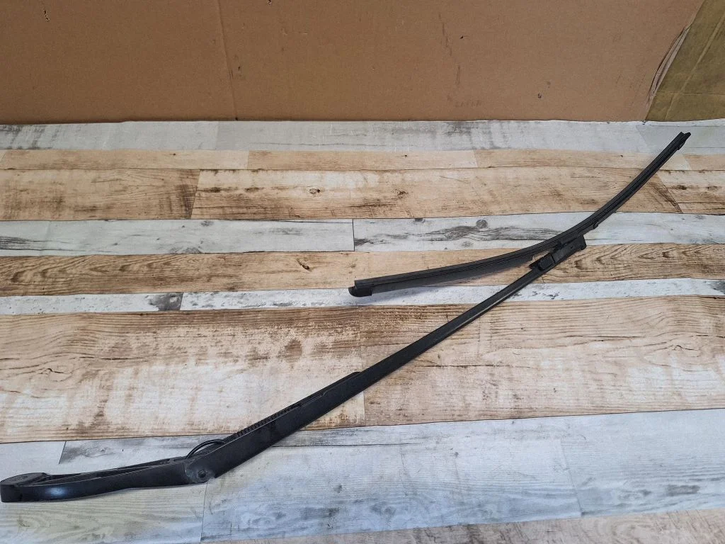 Front wiper blade arm – front right