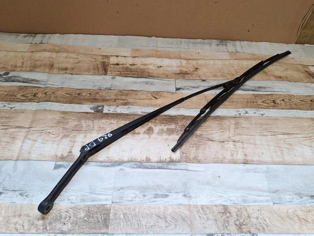 Front wiper blade arm – front right