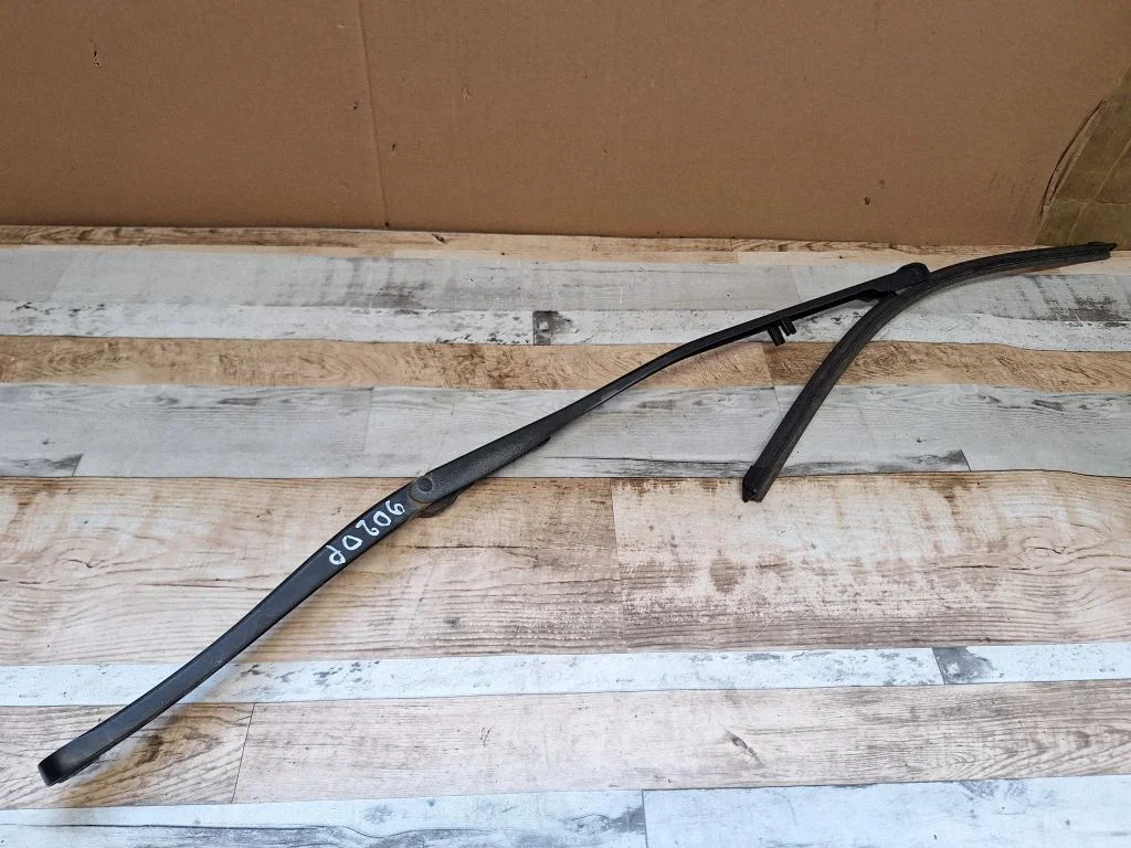 Front wiper blade arm – front right