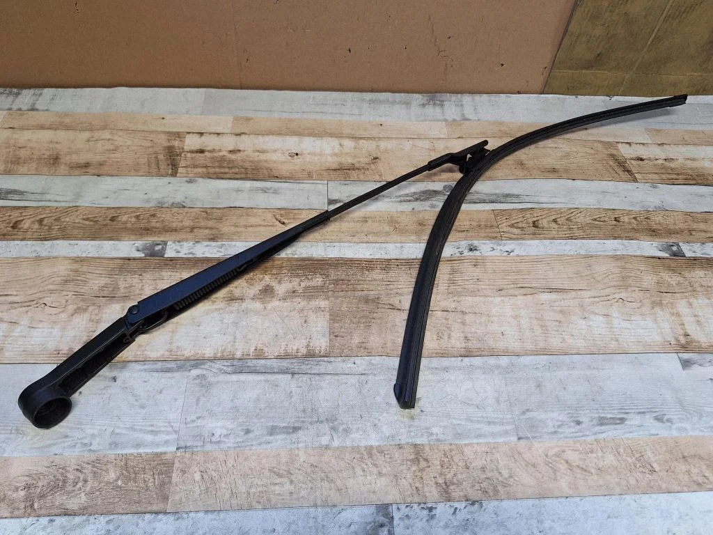 Front wiper blade arm – front right